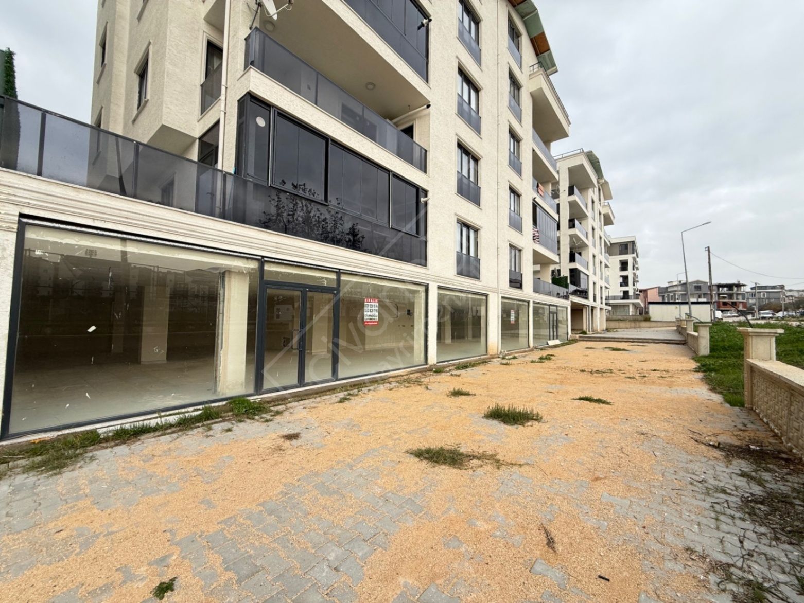 Nilüfer Akçalarda Kiralık 300m2 Dükkan 2